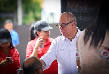 ¿Quién protege al director de la CSS Enrique Lau?