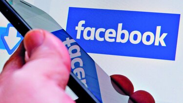 Francia multa a Facebook