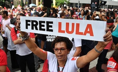 Expresidente Lula cumple un año en prisión entre protestas y festejos