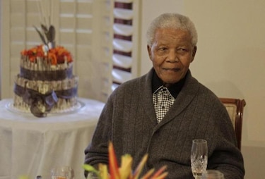 Nelson Mandela pasa su cuarto día hospitalizado