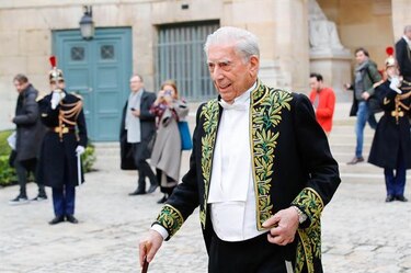 Mario Vargas Llosa, el bárbaro inmortal