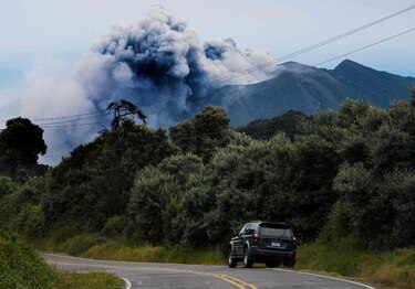 Reabren principal aeropuerto de Costa Rica, pero persiste erupción volcánica