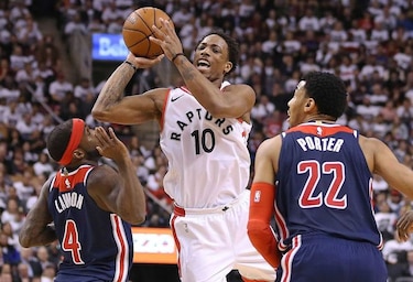 Un estelar DeRozan da triunfo a Toronto, que va 2-0 arriba en la serie