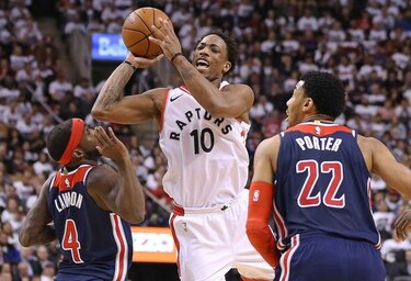 Un estelar DeRozan da triunfo a Toronto, que va 2-0 arriba en la serie