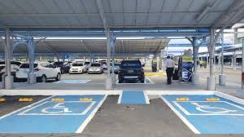 Multas por uso indebido de espacios para personas con discapacidad superan los $134 mil 