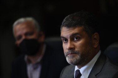Gerente  de la Caja de Ahorros renuncia y anuncia demandas a medios