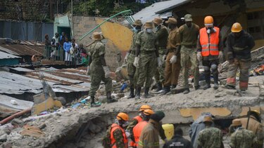 Encuentran con vida a un bebé bajo un edificio derrumbado en Nairobi hace cuatro días