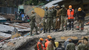 Encuentran con vida a un bebé bajo un edificio derrumbado en Nairobi hace cuatro días