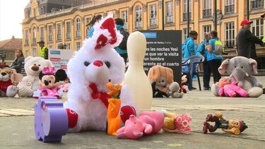 La protesta de los peluches denuncia violencia sexual contra menores en Colombia