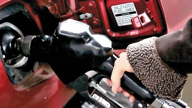 Reino Unido evalúa aumentar el impuesto a la gasolina
