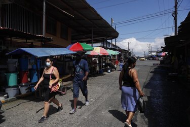 Roban y lanzan al mar a 16 viajeros que iban en una embarcación en el Pacífico colombiano