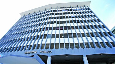 Formulan cargos a policía que le disparó a su perro