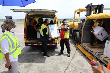 Panamá recibe 108,810 dosis de la vacuna de Pfizer; el mayor lote que llega al país