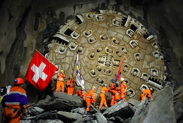 Suiza inaugura túnel ferroviario más largo del mundo; mide 57 kilómetros