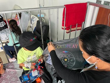 Coldplay regala afiches, gorras y juguetes a niños hospitalizados en Bogotá