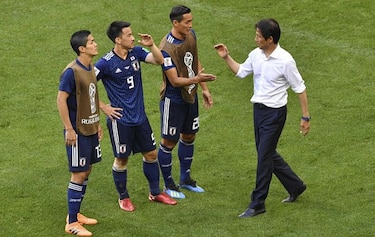 Técnico japonés admite que su equipo jugó favorecido por expulsión de Sánchez