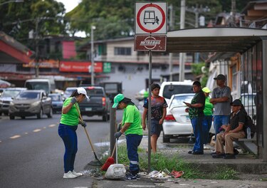 Grilletes por escobas: privadas de libertad limpian un barrio de Panamá colapsado por la basura