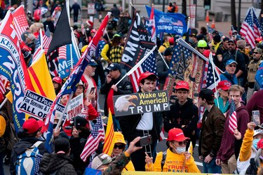 Miles de partidarios de Trump siguen convencidos de su victoria en las elecciones