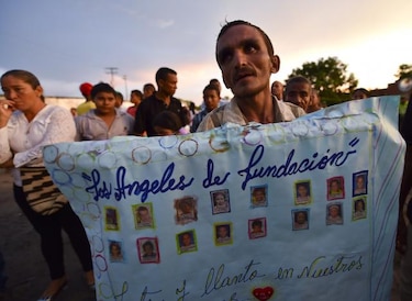 Decreta duelo por 33 niños calcinados y sus familias esperan su identificación