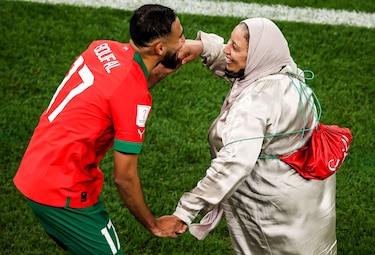 ‘La veía salir a las 6:00 a.m a trabajar’, el futbolista marroquí que bailó con su mamá en el Mundial