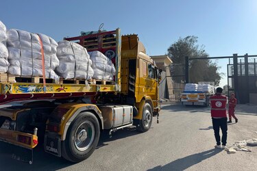 Decenas de camiones de ayuda humanitaria cruzan la frontera egipcia rumbo a Gaza