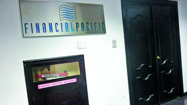 Demandan al Estado por Financial Pacific