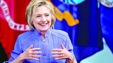 Clinton gana última primaria demócrata y se reúne con Sanders