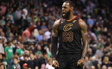 LeBron acepta contrato con los Lakers por 154 millones de dólares