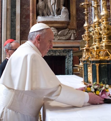 Papa ora en privado ante la Virgen y le lleva un ramo de flores