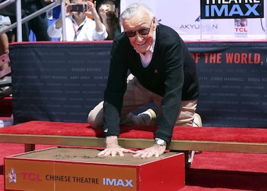 Stan Lee, leyenda de Marvel, plasma sus huellas en Hollywood
