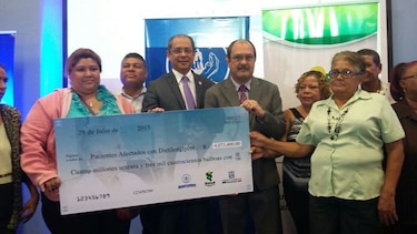 Afectados por el jarabe con dietilene glycol reciben cheque simbólico