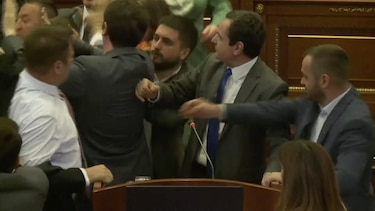 VIDEO: Pelea en el Parlamento de Kosovo entre diputados y ministros