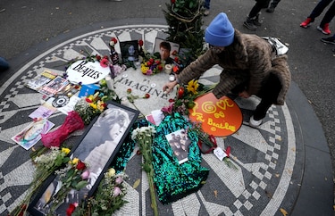 Yoko Ono insta a controlar las armas en 40 aniversario del asesinato de John Lennon