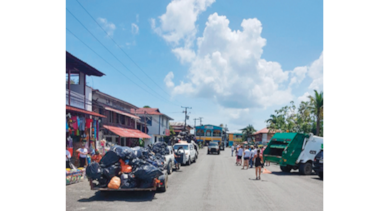 Empresarios en Isla Colón recogen basura como protesta