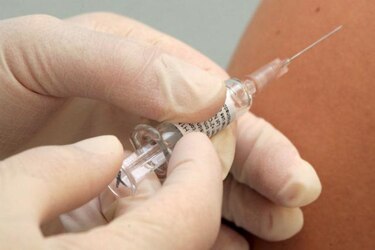Ancianos necesitan dosis más altas de vacuna de la gripe, dice estudio