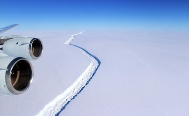Iceberg colosal se separa de una plataforma en la Antártida