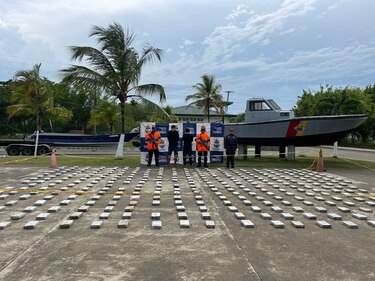 La Armada de Colombia incauta 347 kilos de cocaína y detiene a un colombiano y un panameño