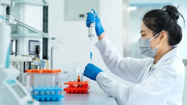 Cómo es la primera vacuna creada con IA y por qué supone un ‘cambio fundamental’ ante futuras pandemias