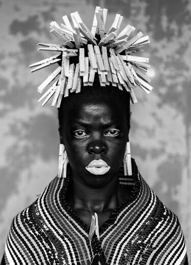 La fotógrafa Zanele Muholi llega a Panamá con la muestra ‘Amalanga awafani’