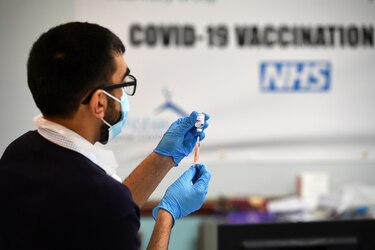 Vacuna de AstraZeneca/Oxford tiene ‘eficacia similar’ con variante inglesa del coronavirus