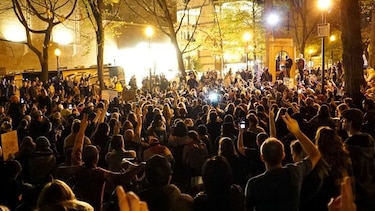 Manifestantes que se oponen a Donald Trump salen a las calles por tercera noche