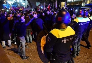 Policía holandesa usa cañones de agua para dispersar manifestación turca