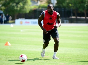 Manchester United confirma fichaje de Lukaku por cinco años
