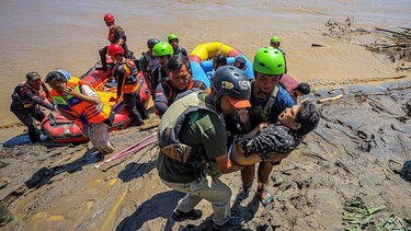 Mueren más de 400 personas tras las devastadoras inundaciones registradas en Indonesia