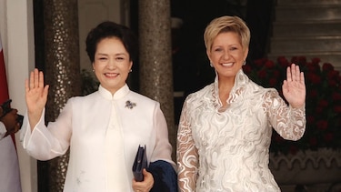 Primeras damas Lorena Castillo de Varela y Peng Liyuan se reúnen en el Palacio de las Garzas