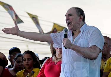 Expresidente ecuatoriano Bucaram recibe alta médica y vuelve a prisión domicliaria
