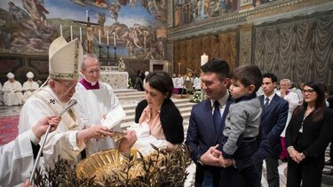 Papa Francisco bautiza a 34 niños; pide a sus madres que los amamanten en público