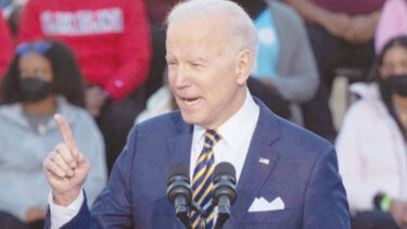 Biden busca aprobar, a la fuerza, reforma sobre voto de minorías