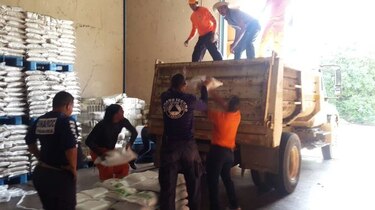 Distribuyen ayuda humanitaria a afectados por el desbordamiento del río Tonosí