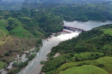 Fenómeno de El Niño y altos costos del combustible causan alza de la energía